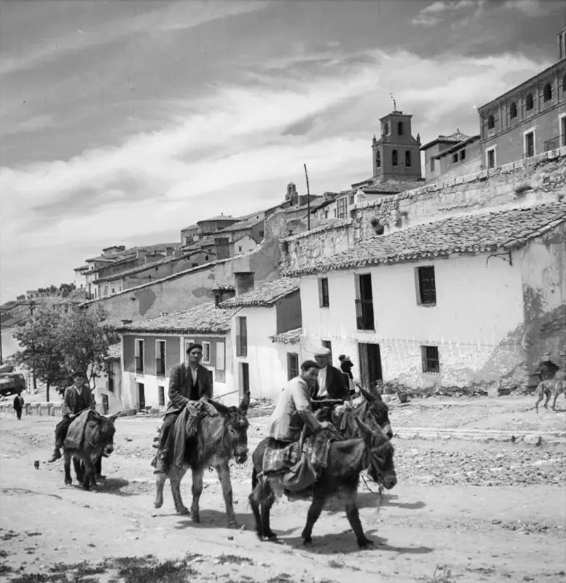 Hombres montados en burros