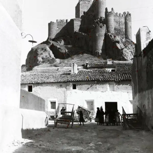 El castillo desde el pueblo.