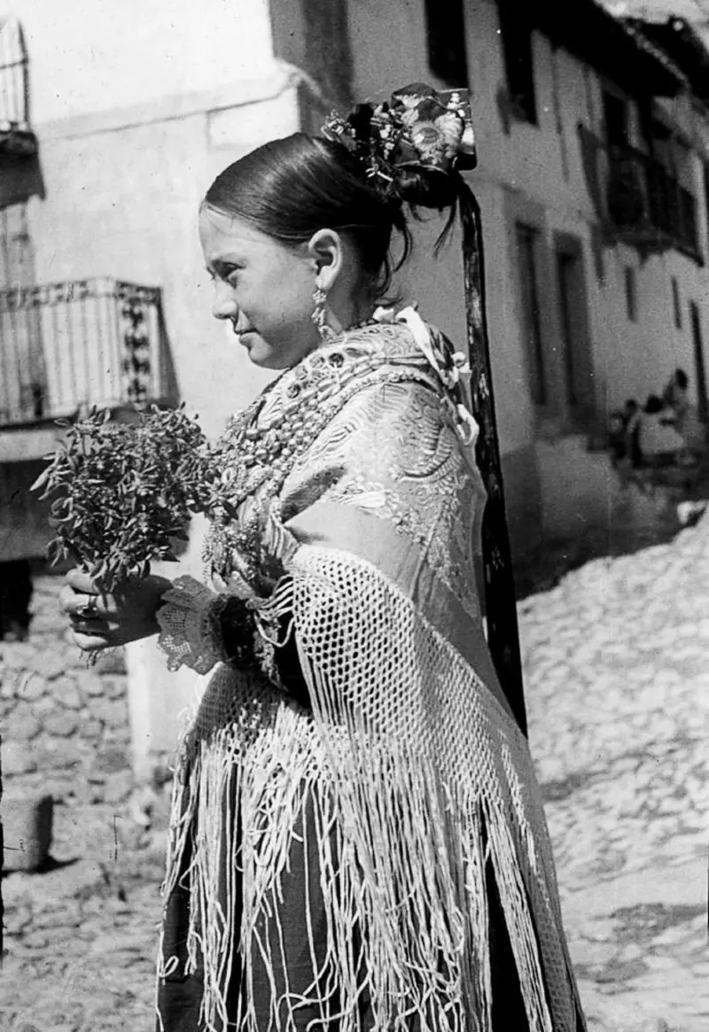 Joven con traje tradicional.