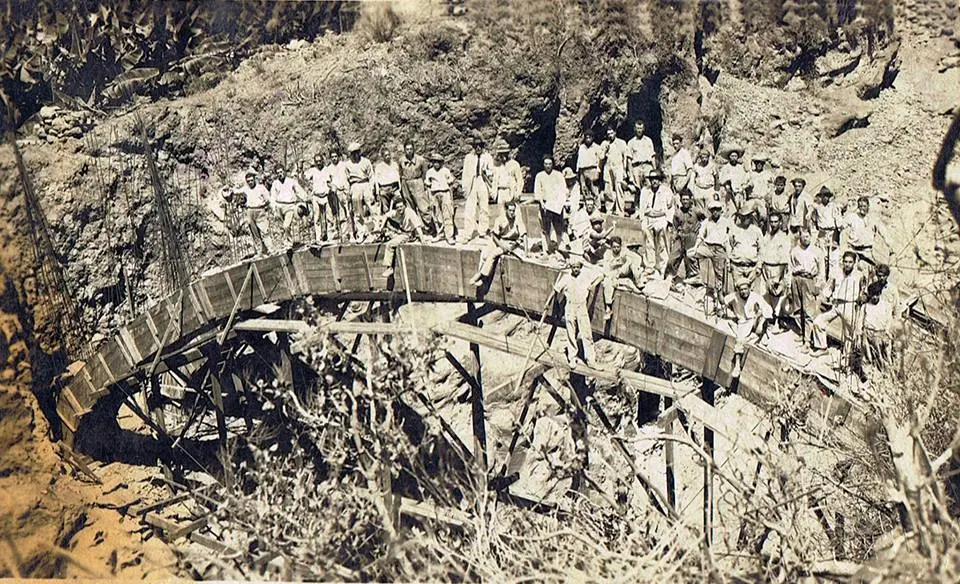 Construcción del Puente de Las Angustías.