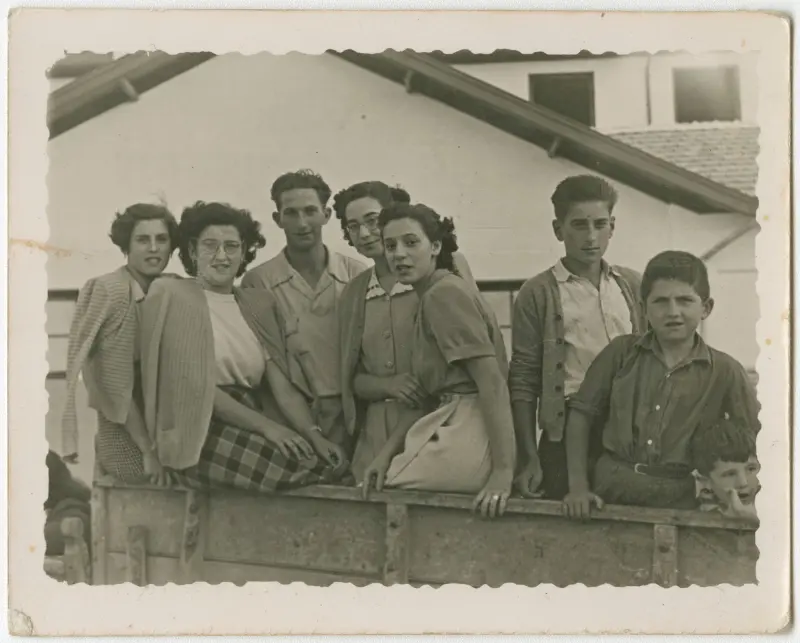 Grupo de hombres y mujeres