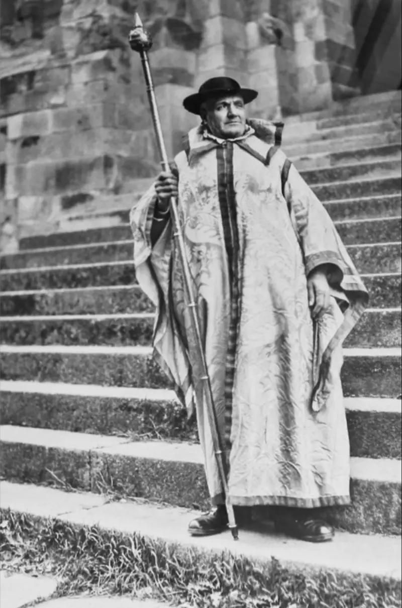 Pertiguero de la Catedral.