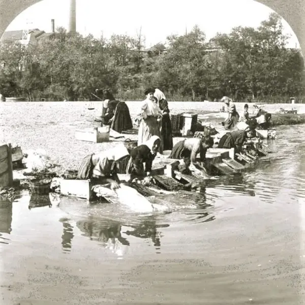 Lavando en el río.