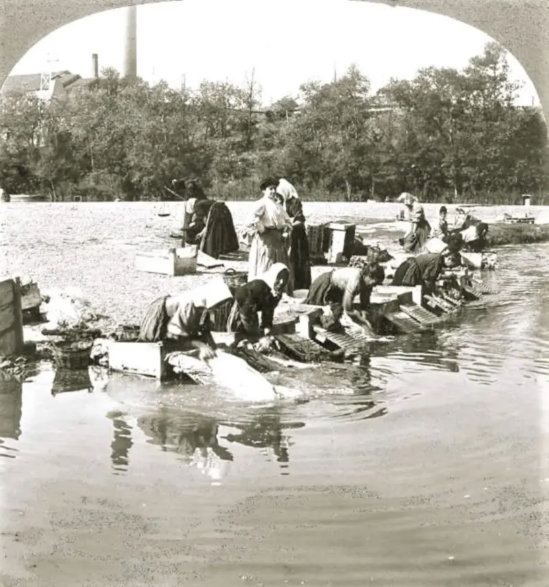 Lavando en el río.