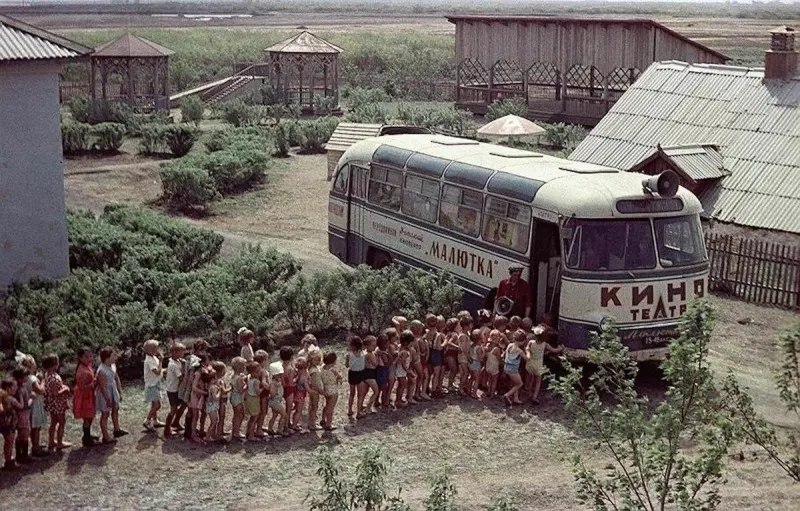 Queue at the Malyutka bus cinema