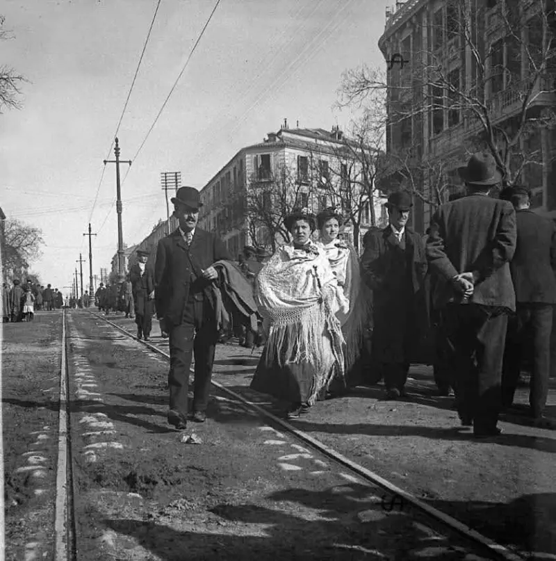 Chulapos de paseo por C/ Princesa. 