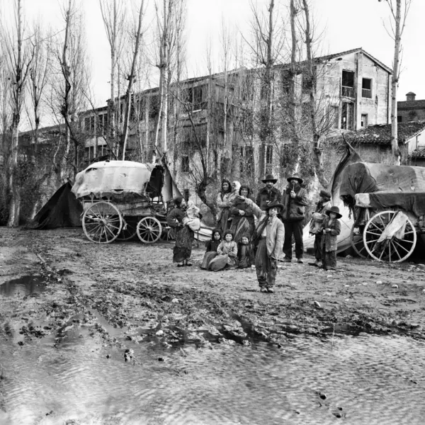 Gitanos húngaros (o romaníes de Hungría), junto al río Ebro.