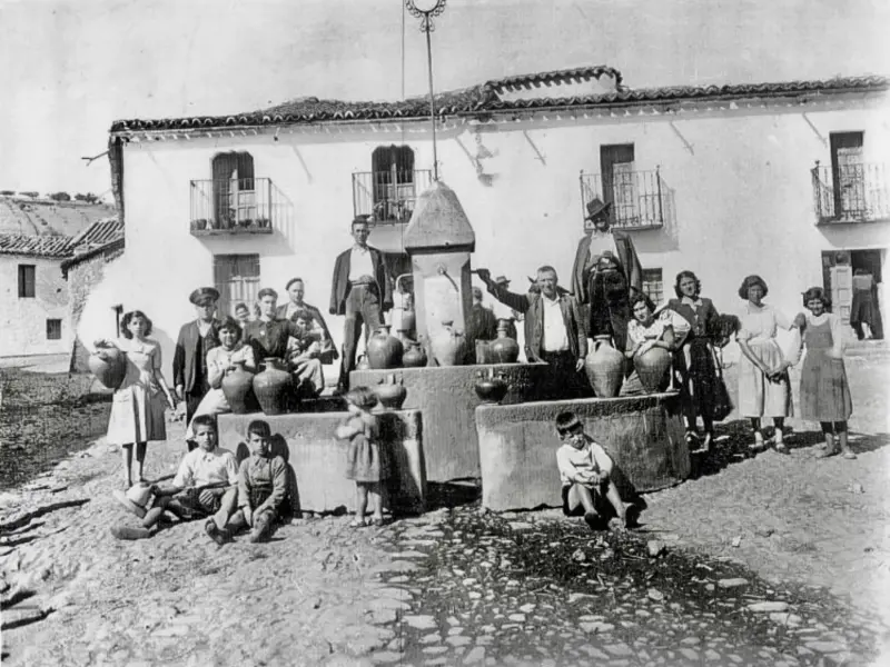 Posando en la fuente.