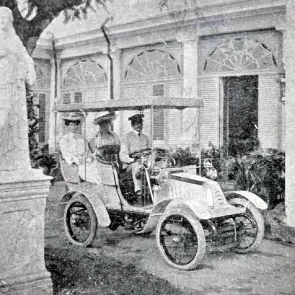 La esposa y la hija de embajador 