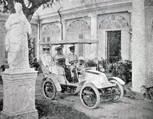 La esposa y la hija de embajador 