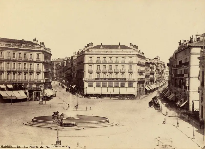 Puerta del Sol, al poco tiempo de terminar la gran reforma