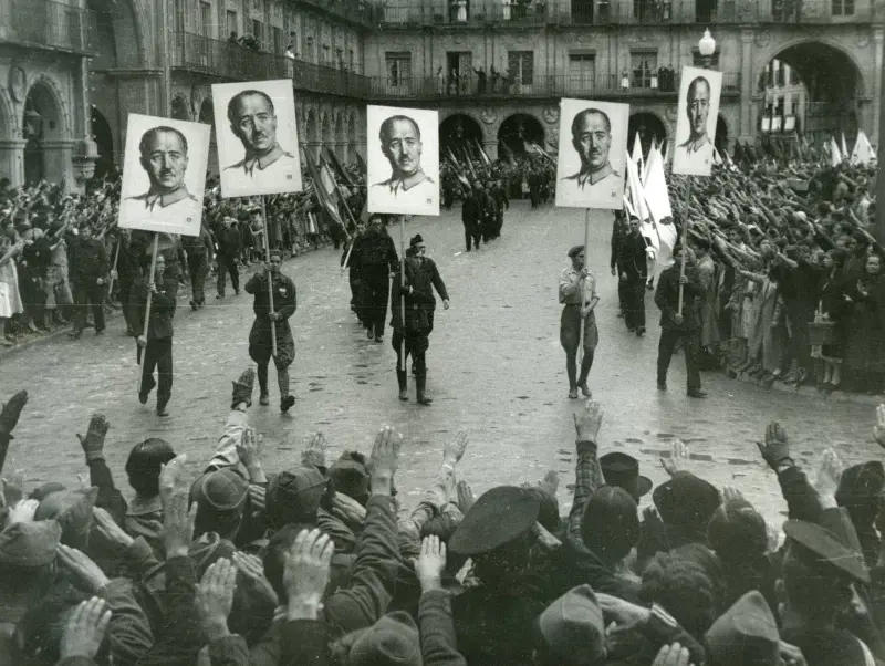 Manifestación en la Plaza Mayor para celebrar la toma de Gijón