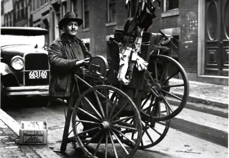 KNIFE SHARPENER AT WEST END