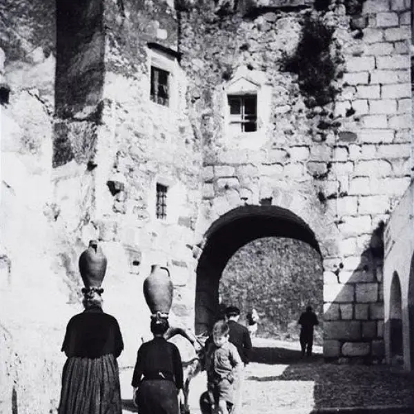 Aguadoras en el Arco del Cristo o Puerta del Río.
