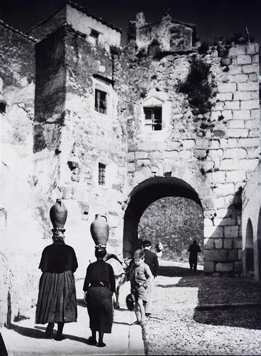 Aguadoras en el Arco del Cristo o Puerta del Río.