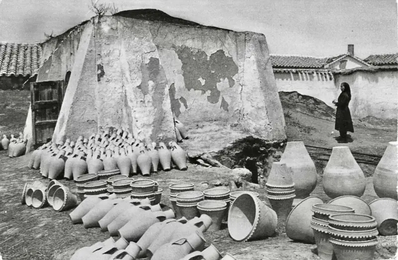 Cántaros y otros alfares junto al horno de cocido