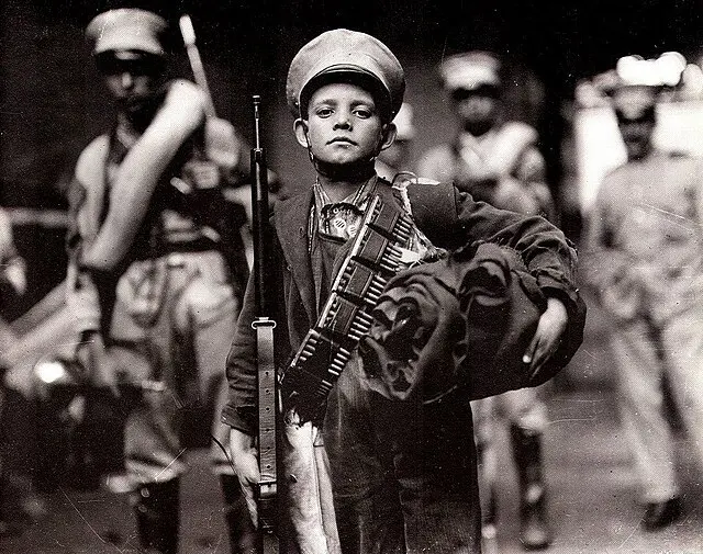 Niño armado durante la Revolución Mexicana,