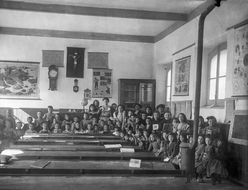 Maestra y sus alumnos en el aula de las escuelas