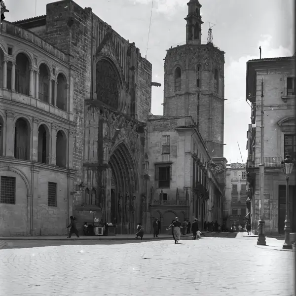 cCatedral de Valencia y la torre del Miguelet. 
