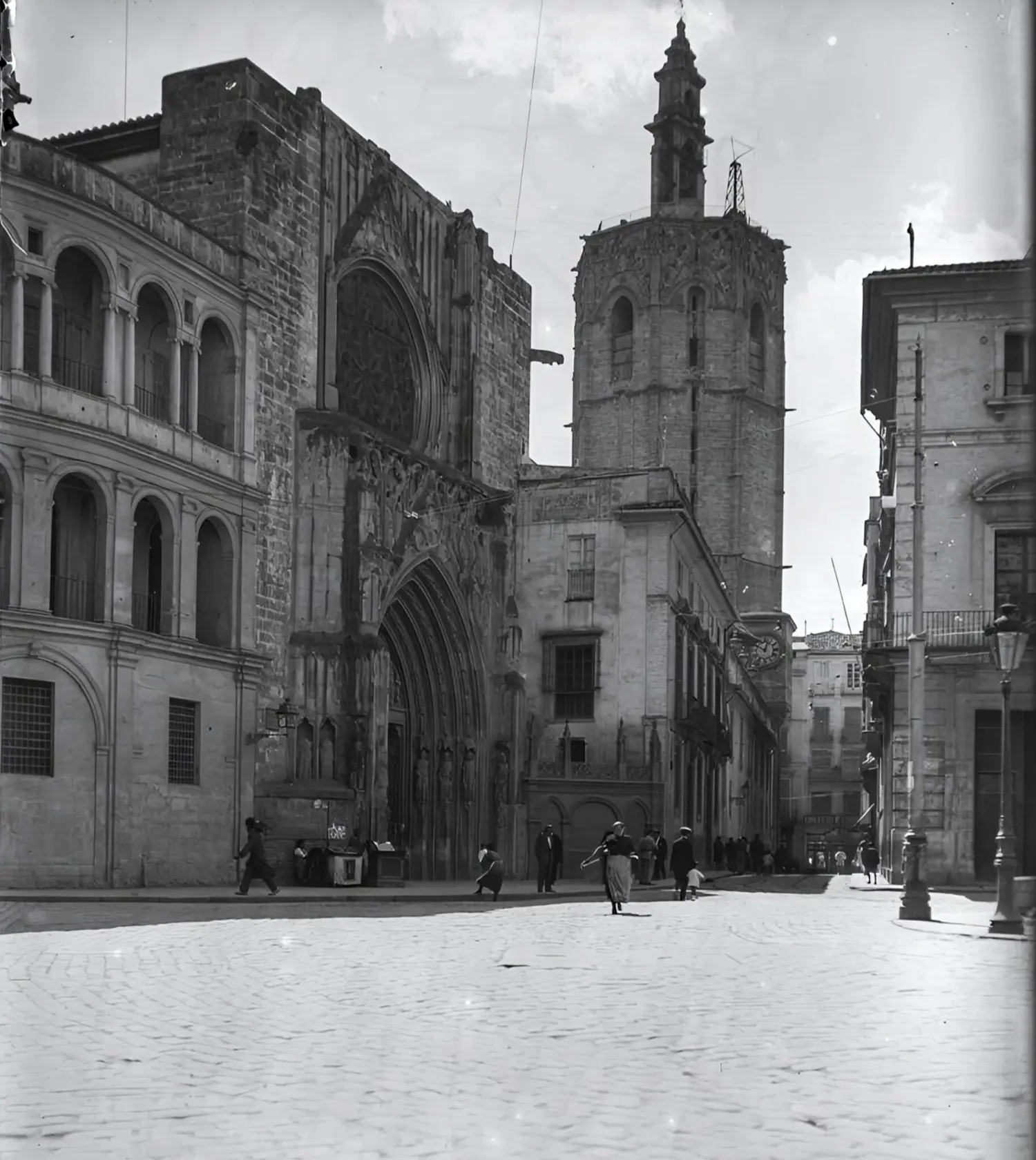 cCatedral de Valencia y la torre del Miguelet. 