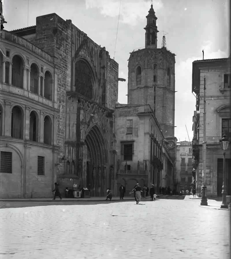cCatedral de Valencia y la torre del Miguelet. 