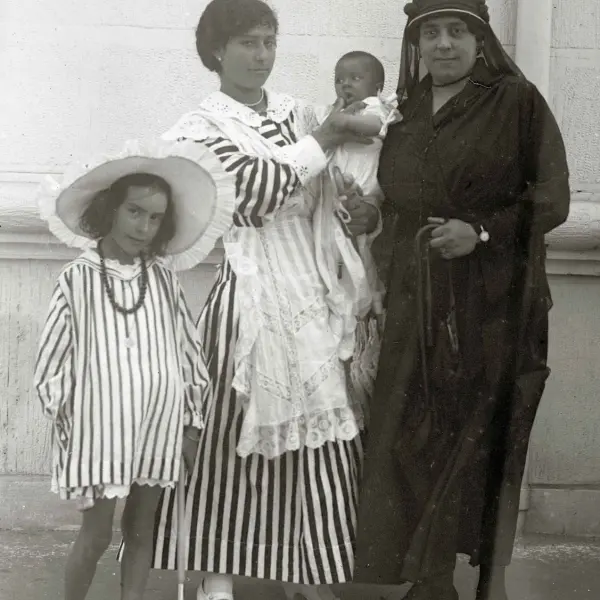 Aña y mujer vestida de negro con dos niños