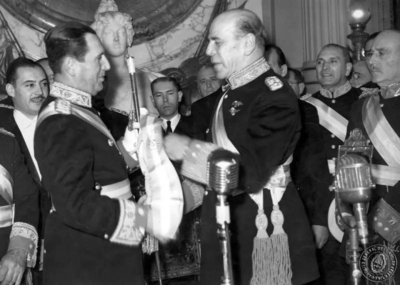  Edelmiro Farrell entrega los atributos del mando presidencial a Juan Domingo Perón