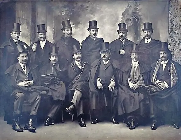 Personaxes da cidade posando.