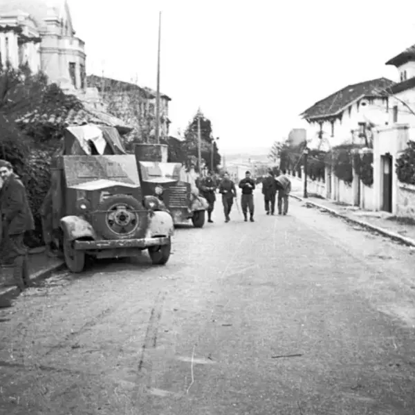 Dos blindados “Bilbao” camuflados