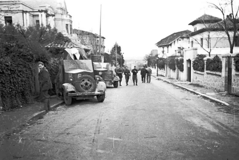 Dos blindados “Bilbao” camuflados