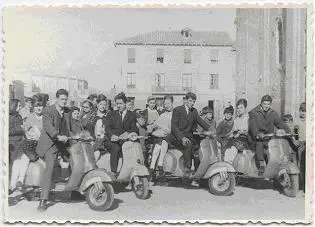 Jóvenes con vespa