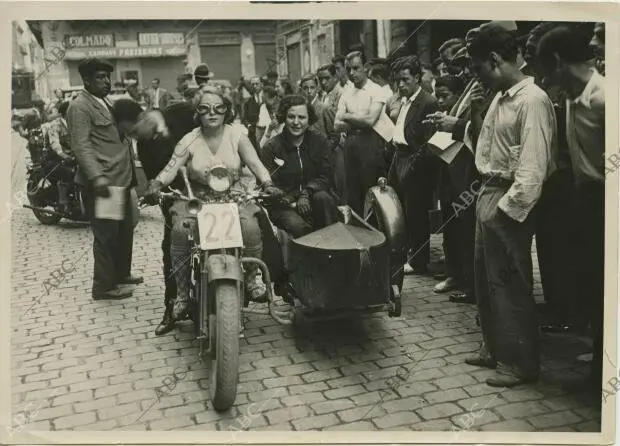 CHICAS MOTORISTAS EN SIDECAR 