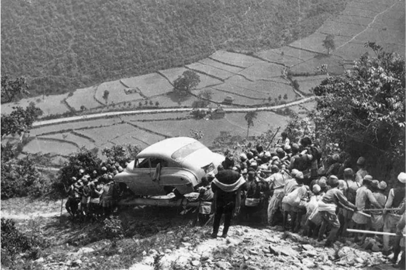 Carry an automobile down from Chitlang Pass
