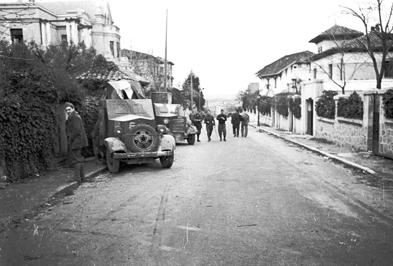 dos blindados y soldados comiendo por la calle.