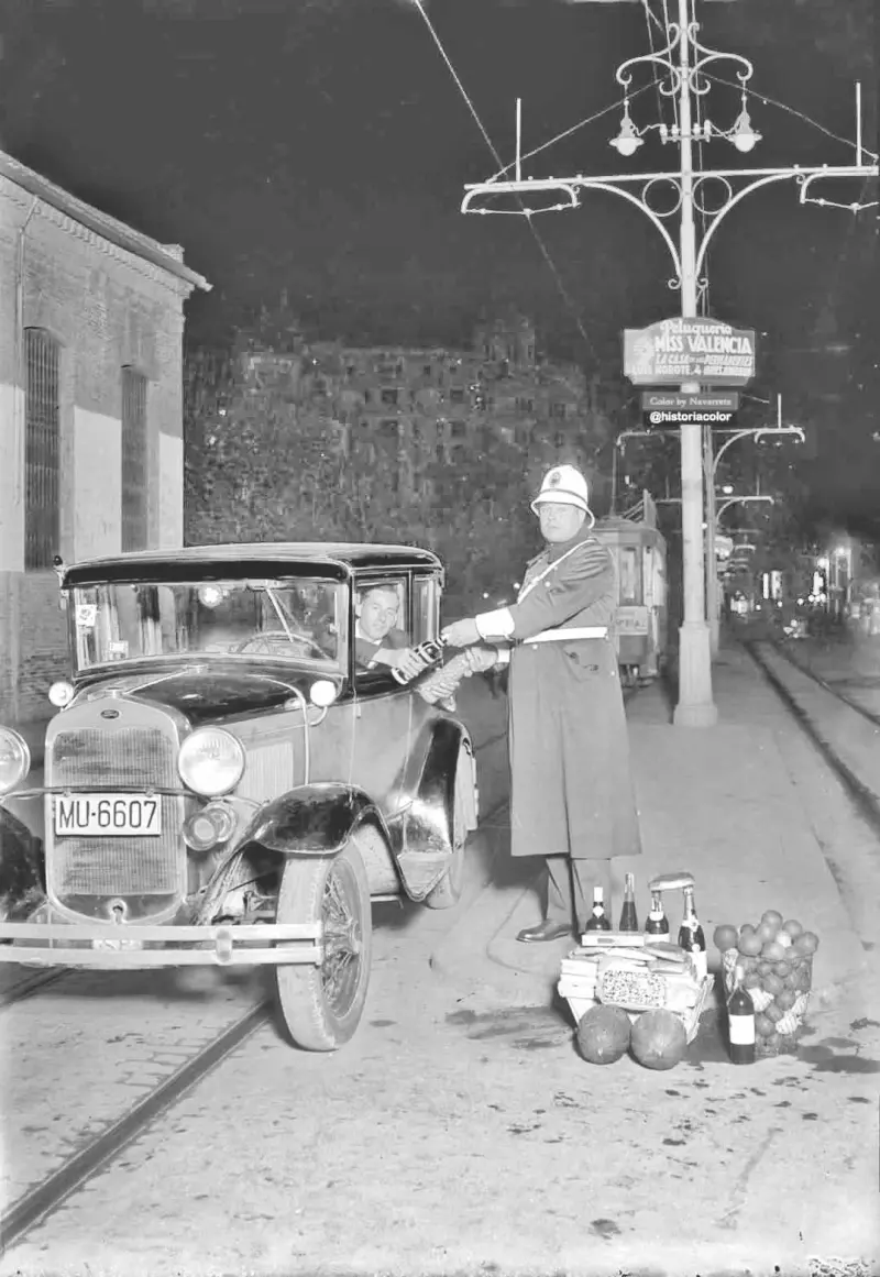 Guardia urbano recibe regalos.