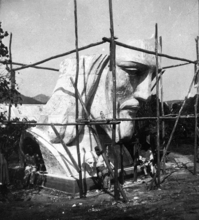 Construction of a statue of Christ