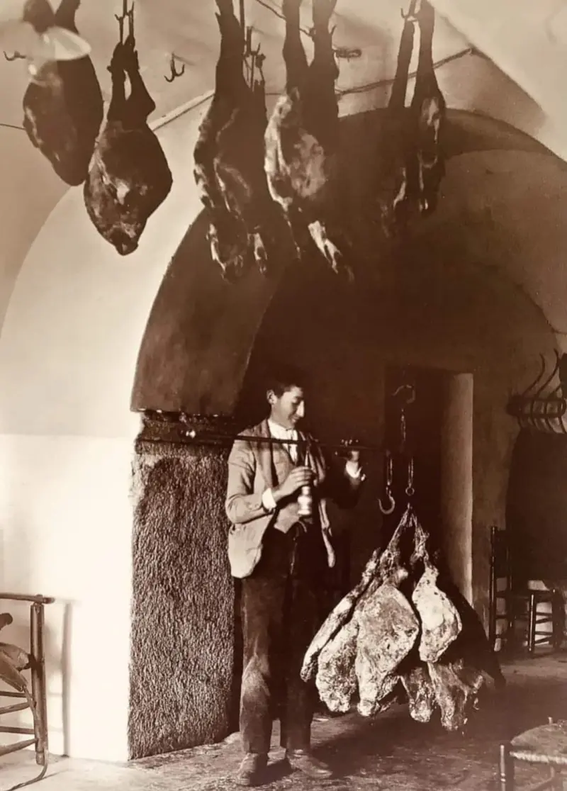 Pesando Jamones en una romana