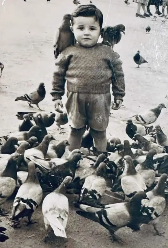 El niño y las palomas en Pza Cataluña.