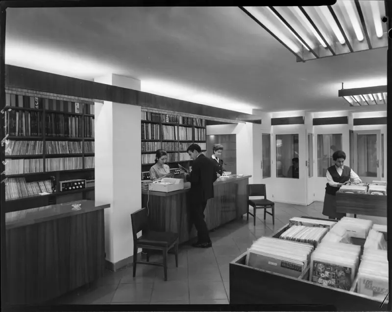 Interior de una tienda de discos