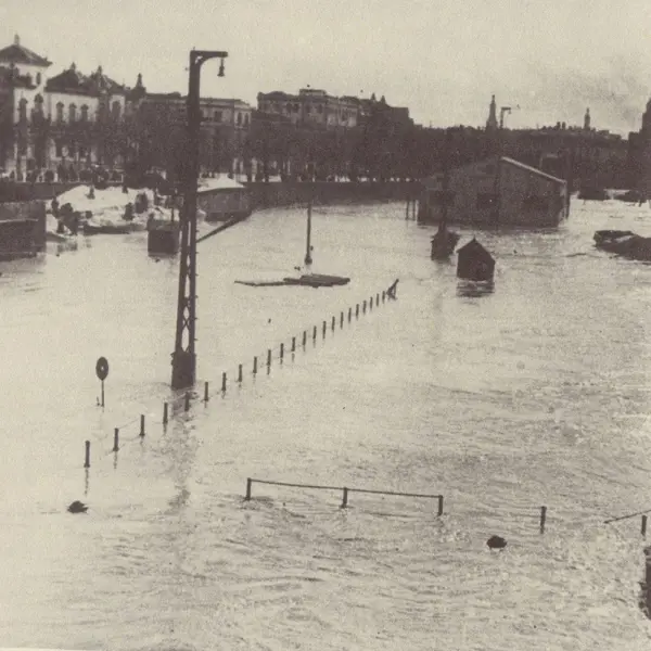 El muelle de la Sal durante una riada