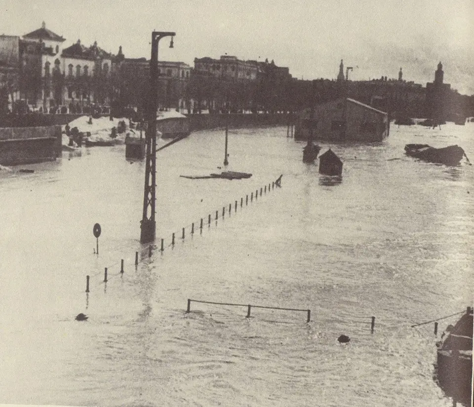 El muelle de la Sal durante una riada