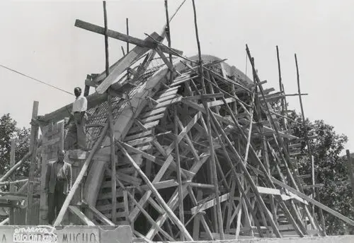 Construyendo el auditórium de la concha en el Espolón