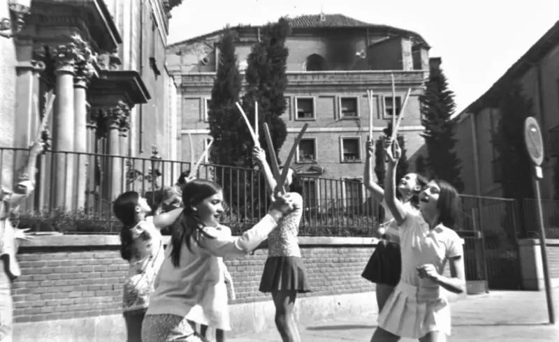 Un grupo de niñas jugando al diábolo ante la Iglesia de San Andrés