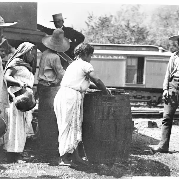 Llenando sus cantaros de agu