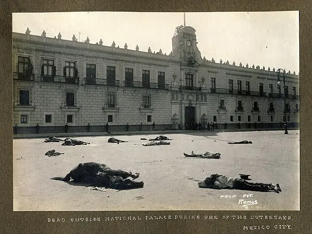 Muertos frente al Palacio Nacional,