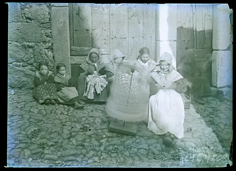 Grupo de mujeres hilando