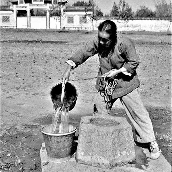 Traient aigua del pou.