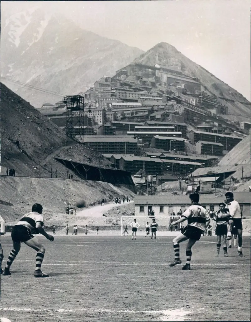 Futbol en ciudad minera
