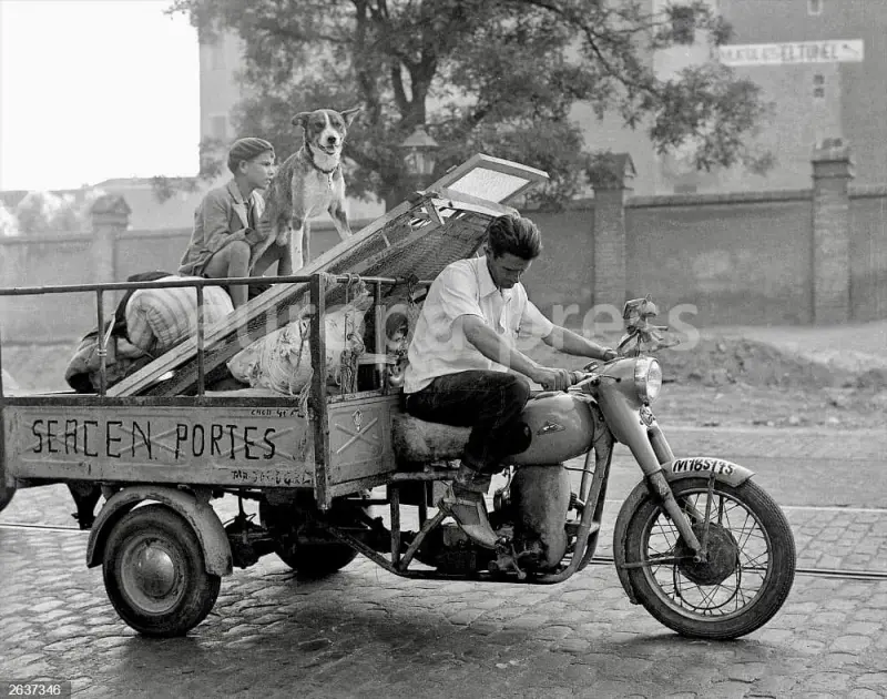 Hombre conduciendo un motocarro