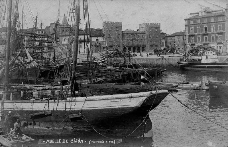 Barcos atracados en el puerto